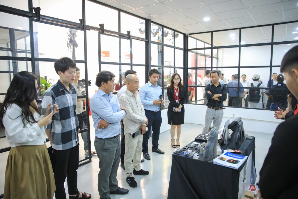 Hình ảnh khách hàng tham quan tại phòng máy SLA