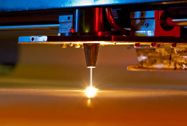 Hai loại tia laser chủ yếu dùng trong gia công CNC là Laser CO2 và Laser Fiber