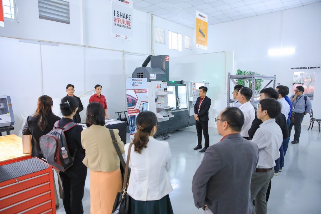 Khách hàng tham quan trạm CNC Mastercam
