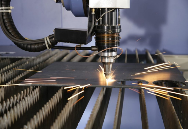 Máy CNC sẽ tự động di chuyển tia laser theo quỹ đạo đường cắt